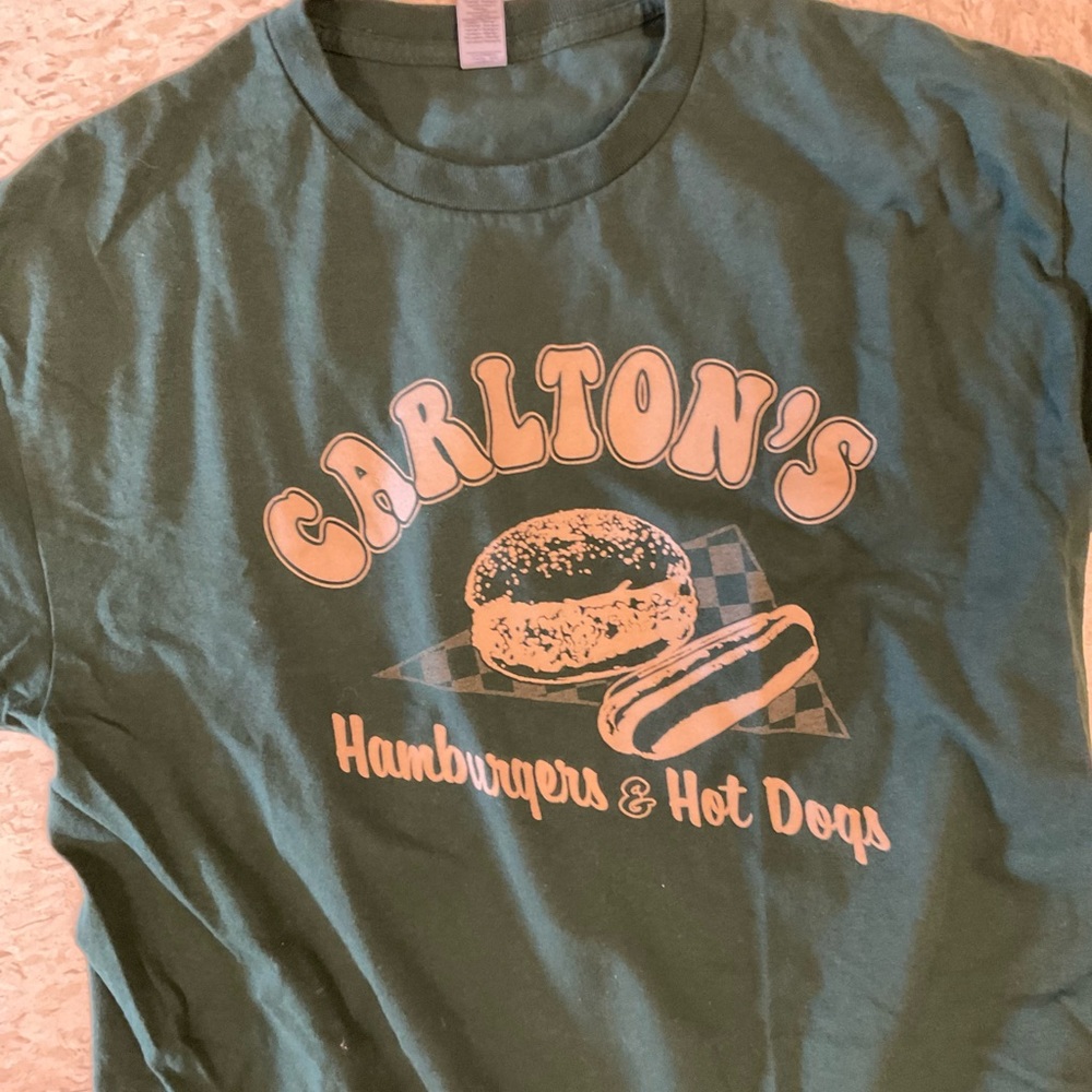 Carlton’s Hamburgers & Hotdogs men’s size large t-shirt